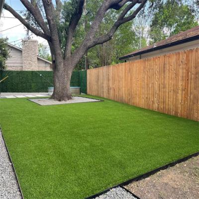 Chine Rouleau de tapis en gazon synthétique de 40 mm vert rouge noir bleu blanc pour la décoration de jardin à vendre