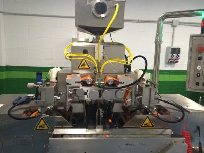 China máquina farmacéutica de la fabricación de la cápsula de la máquina de rellenar de 3Kw Softgel en venta