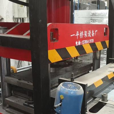 Cina Velocità 10-15m/min Cable Tray Cover Machine 3KW Per prestazioni in acciaio in vendita