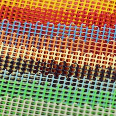 China O PVC revestiu o olho Mesh Fabric Polyester Roll Woven do pássaro do furo quadrado à venda