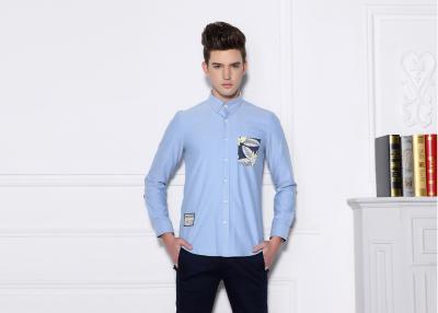 Chine Bouton bleu imprimé de label de collier vers le haut de service respirable d'OEM du tissu des hommes de chemise à vendre