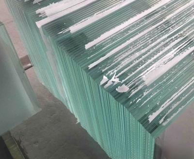 Chine Protégé contre les rayons UV, verre plat trempé transparent avec des bords personnalisés à vendre