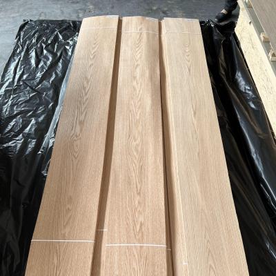 China Fábrica de madeira natural de carvalho vermelho Veneer Mountain / Grain Directo 0,45mm Veneer Wood Red Oak Sheets à venda