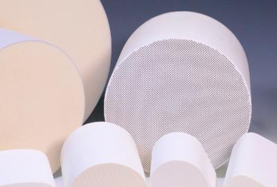 Chine Nid d'abeilles en céramique fait sur commande de substrats pour l'échappement de véhicule à vendre