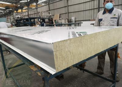 China Las lanas de roca prefabricadas del edificio PPGI hacen espuma el panel de bocadillo en venta