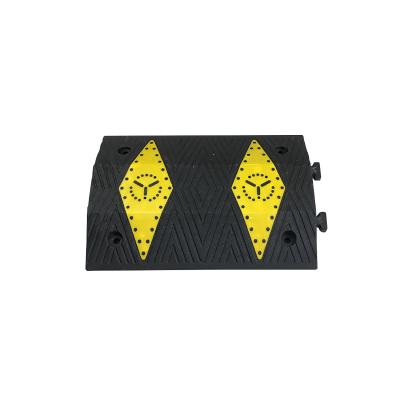 China Anti-pressure 500(L)*350(W)*50(H)mm Road Anti-pressure Yellow Black Rubber Speed Bump 50mm for sale