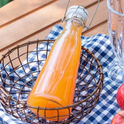 China Botella de vidrio de estilo moderno para bebidas industriales, botella de jugo de vidrio, vidrio de alta calidad. en venta