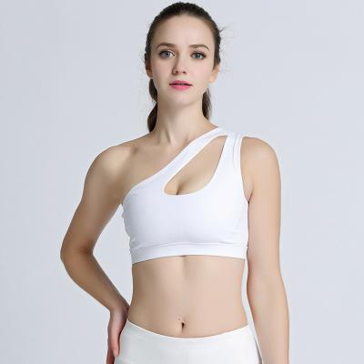 China Breathable One Shoulder Sports Removable Padded Wire Free Sexy Cute Shockproof Bra Yoga Top Post-Surgery Medium Support Fitness Bra for sale