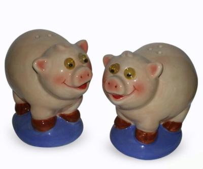 China Viable Ceramic Shakers Hand Painted Salt and Pepper Salt and Pepper Keeper in Hog Shape S/2 Dolomite Hog Design Salt and Pepper Shakers for sale