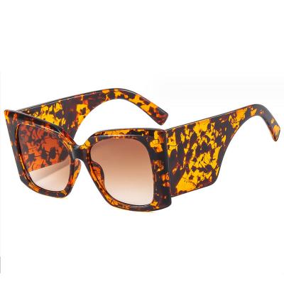China Fashion Sunglasses New Travel Vintage Cat Eye Design Shades Square Wide Fashion Rectangular Hip Hop Women Outdoor Frame Retro Vintage Lady Sungl for sale