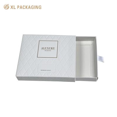 China Caja de perfumes plegable de papel Kraft Caja de perfumes de cajón blanco Envasado con mango en venta