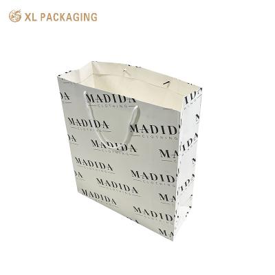 China Bolsa de papel con revestimiento de papel de color blanco para ropa Bolsa de envío del centro comercial Bolsa de impresión completa Calzado Embalaje Bolsa de mano en venta