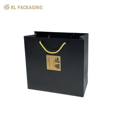 China Diseño Bolsa de papel reciclado Bolsa de papel Kraft de alta calidad de ropa cosmética Bolsa de papel con logotipo en venta