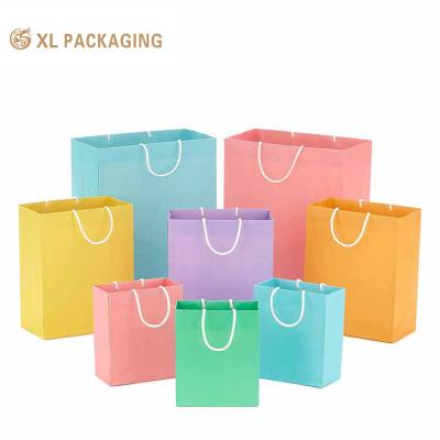 China Lujo Logotipo personalizado Marca Ropa grande Bolsas de papel de compras Ropa zapatos Embalaje reciclable para hombres Mujeres Bolsas de papel con mango de papel retorcido en venta