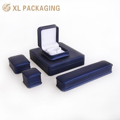 Cina Scatole per gioielli di lusso Scatole per gioielli con logo personalizzato Braccialetto a strisce Colletto Scatole per gioielli in vendita