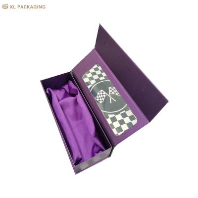 Chine Boîte à fleurs de roses de fenêtre transparente Boîte à cadeaux en papier kraft pour la Saint-Valentin Boîte à cadeaux en papier magnétique violet Emballage avec insert en tissu de soie à vendre