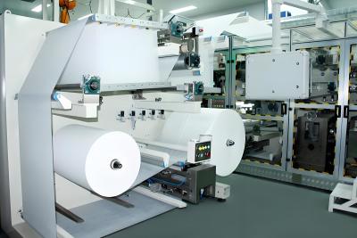 Chine Ligne de production de vitesse urinaire anti-humidité Equipement anti-humidité urinaire à haut rendement pour couches à vendre