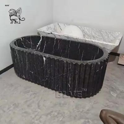 China Cubo de baño de diseño de ranura de mármol negro de piedra natural Cubo de baño independiente Decoración del baño moderno en venta