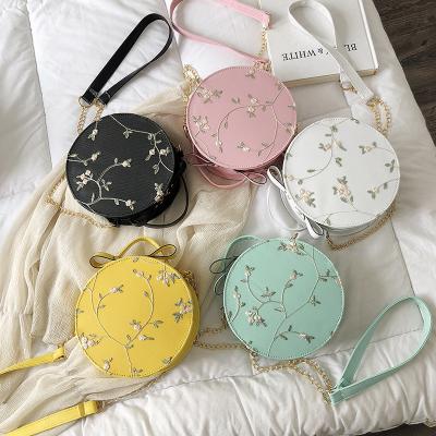 China 2021 high quality new style tote shoulder bag hand embroidery style contracted circular shoulder bag for women for sale