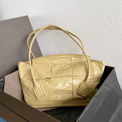 China High quality new women's bag wing bag large capacity oil wax skin catfish leather shoulder bag for sale