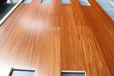 Chine Afrormosia a machiné le plancher de bois dur, la couleur souillée et le finissage de semi-lustre à vendre