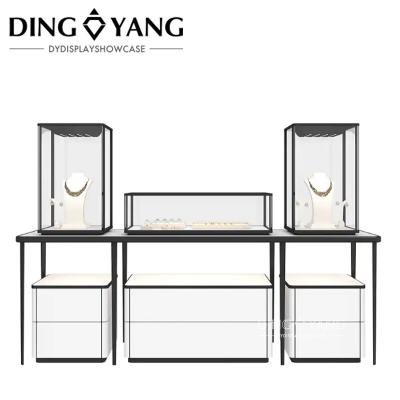 China Contador de joyería de exhibición de vidrio de moda moderna con luces LED Voltado de salida 12V en venta