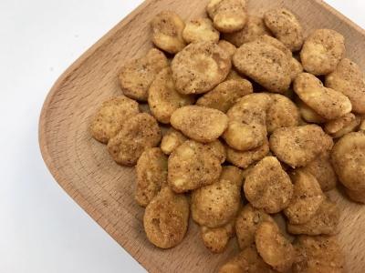 China As favas revestidas petisco, vitaminas contiveram as batatas fritas da fava que refrescam o gosto à venda