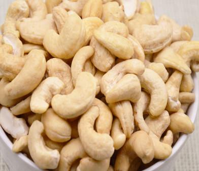 China Full Nutrition Raw Sprouted Nuts , Crunchy Raw Cashew Nut 5% Breakage Rate for sale
