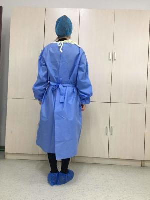 Chine robes chirurgicales protectrices jetables médicales d'isolement de PPE d'hôpital de cpe de pe du niveau 2/3 à vendre