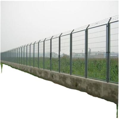 China Traditional Fence Dye Galvanized And Painted Steel Grating Fence Wire Mesh Fence for sale