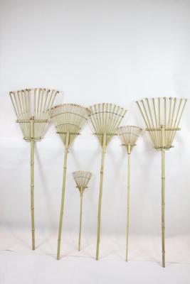 China Ancinho de bambu feito a mão 1.40m 12 dentes para a lavagem seca e o jardim das folhas que limpam ancinhos de jardim naturais à venda