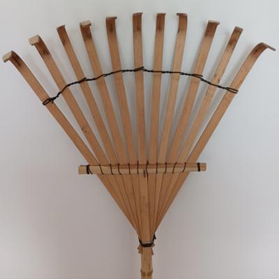 China Grade Rustless feito a mão de 11 ancinhos de jardim do ancinho de bambu do dente 145cm à venda