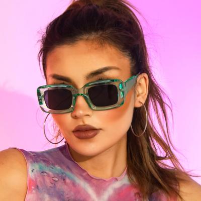 China Cheap Fashion Sunglasses Yiwu Low Price Moq Customize Logo OEM ODM Plastic PC Wholesale Ready To Ship Stock Sunglasses 2022 for sale