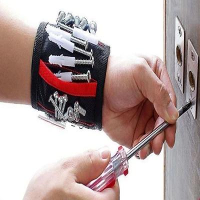 China Eletrônico Cinturão de pulso ajustável Pulseira magnética forte Saco de ferramentas portátil com parafusos personalizados Pacote Tamanho 5.00cm * 4.00cm * 3.00cm à venda