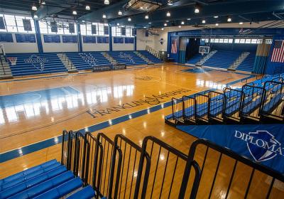 Cina Q355 Steel Prefabricated Sports Building Basketball Hall Badminton Court in vendita