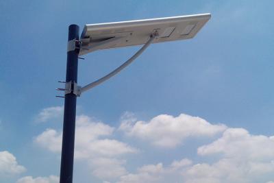 Chine Sauvez les réverbères solaires extérieurs légers blancs d'énergie 60W avec le dos du panneau solaire à vendre