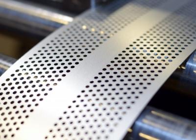 Chine Plat en aluminium perforé de la feuille 5052 diamètre de trou de 2,5 millimètres pour les façades de construction à vendre