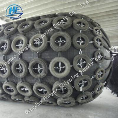 Chine OIN BV de 4.5*9m a délivré un certificat la gaine pneumatique de flottement de Marine Fender With Black Tyre à vendre