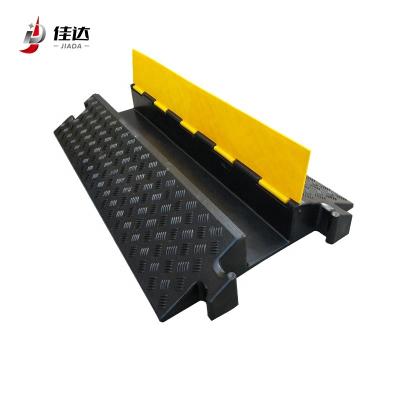 China Reduce Vechicles Speed Cable Protector 1000*580*120mm Heavy Duty PVC Coating Speed Bump Protection Rubber Ramp Cable Guards for sale