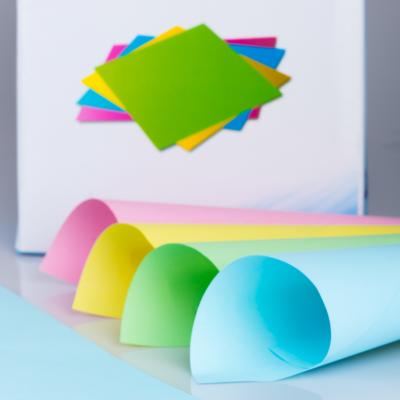Chine 5 Plys de papier sans carbone fabriqué à partir de pâte de bois vierge à 100% pour l'impression continue de factures à vendre