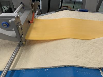 Cina 600-1200 kg/h Capacità linea di produzione di pasticceria a sfoglio semi-automatica / completamente automatica per pasticcerie ripiene o vuote in vendita