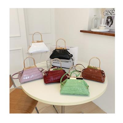China 2022 Fashion Brand Designer Women's Tote Bags Metal Handle New Lady Shoulder Bag Crocodile PU Leather Handbags Ruched Shell Clutch Bag for sale