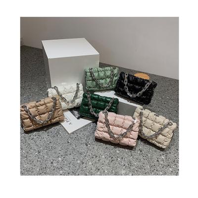 China Fashion Embroidery Ladies Chains Handle Flap Acrylic Handbags Ruched Women 2022 Chains Messenger Bags Branded Women Stitched Handbags for sale