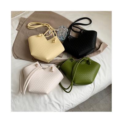 China Fashion Luxury Weave Ladies Bucket Shoulder Cross - Body Purse 2021 Large Pattern Woven Handbags For Women Women Underarm Handbags for sale