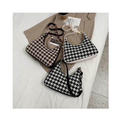 China Fashion Ladies New Houndstooth Saddle Bags Casual Knitted Shoulder Purse Bolsa De Hombro High Quality Chain Armpit Bag Texture Bag for sale