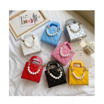 China Fashion Kids Mini Diamond Lattice Handbag Girls Pearl Handle Patent Leather Shoulder Chain Cross - Body Bag Kids Thread Princess Bags for sale