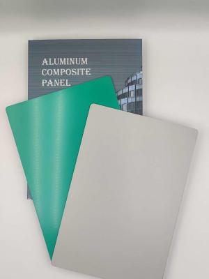 Chine Des feuilles ACP à l'épreuve du feu et une surface de miroir recouverte de polyester personnalisable pour des conceptions axées sur la sécurité à vendre