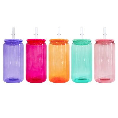 China Sustainable 16oz colored clear glass can blank sublimation clear transparent soda can Unbreakable Drinking Glasses with colorful plastic lid for sale