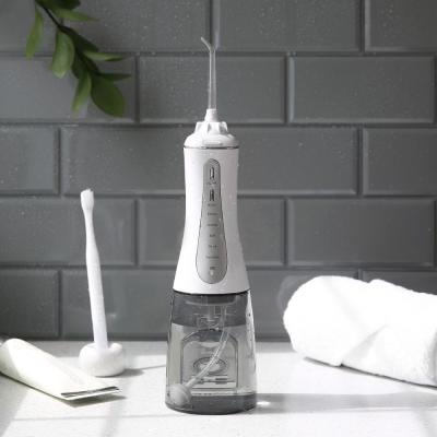 China Agua oral Flosser del voltaje dual para los dientes portátiles con el tanque de agua 350ML en venta