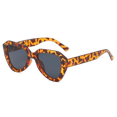 China 2022 Custom Cateye Triangle Sunglasses Gradient Rivet Shades Cat Eye Sunglasses Plastic Triangle Women Eyewear for sale